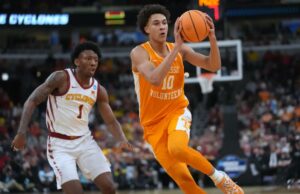Tennessee vence o estado de Iowa e alcança a Elite Oito pela terceira vez consecutiva Nate Ament, que marcou 18 pontos, tenta fazer um passe enquanto Jamarion Batemon observa durante a vitória do Tennessee por 76-62 sobre o Iowa State em seu confronto Sweet 16 em 27 de março de 2026.