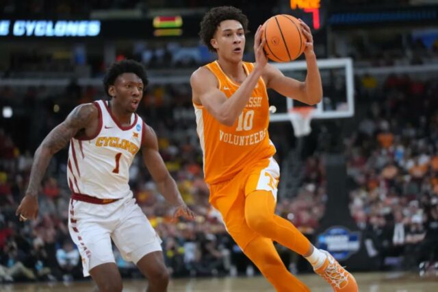 Tennessee vence o estado de Iowa e alcança a Elite Nate Ament, que marcou 18 pontos, tenta fazer um passe enquanto Jamarion Batemon observa durante a vitória do Tennessee por 76-62 sobre o Iowa State em seu confronto Sweet 16 em 27 de março de 2026.
