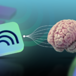 Um jovem usando um laptop e fones de ouvido, sentado entre os logotipos flutuantes do YouTube e do NotebookLM.