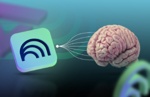 Tentei fazer do NotebookLM meu segundo cérebro, mas na verdade é algo muito mais estranho Um jovem usando um laptop e fones de ouvido, sentado entre os logotipos flutuantes do YouTube e do NotebookLM.