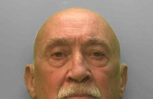 Terapeuta, 77 anos, é preso por ‘tratar’ trauma de paciente com sexo Gerald Peck, de York Villas, Brighton, agrediu sexualmente uma mulher de 40 anos várias vezes depois de lhe dizer que seu tratamento poderia aliviar sua depressão e dor física