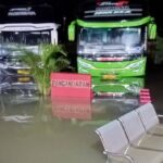 Terminal Kampung Rambutan Terendam Banjir Akibat Hujan Deras, Kali Cipinang Meluap