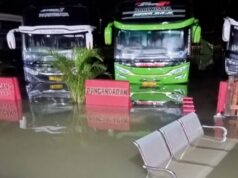 Terminal Kampung Rambutan Terendam Banjir Akibat Hujan Deras, Kali Cipinang Meluap Terminal Kampung Rambutan Terendam Banjir Akibat Hujan Deras, Kali Cipinang Meluap