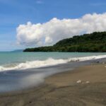Praia de Matantas, na ilha do Espírito Santo, Vanuatu, na fronteira com a Área de Conservação de Vatthe.