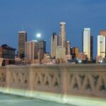 Terror do DTLA quando uma mulher idosa é esfaqueada no pescoço em um ataque aparentemente aleatório