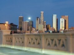 Terror do DTLA quando uma mulher idosa é esfaqueada no pescoço em um ataque aparentemente aleatório Terror do DTLA quando uma mulher idosa é esfaqueada no pescoço em um ataque aparentemente aleatório