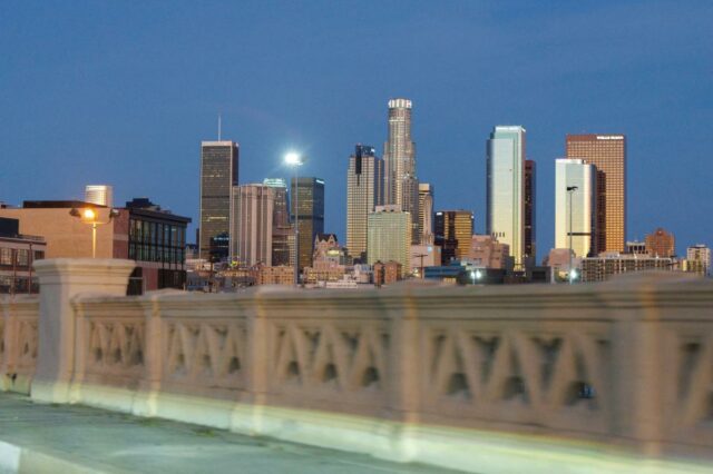 Terror do DTLA quando uma mulher idosa é esfaqueada no pescoço em um ataque aparentemente aleatório
