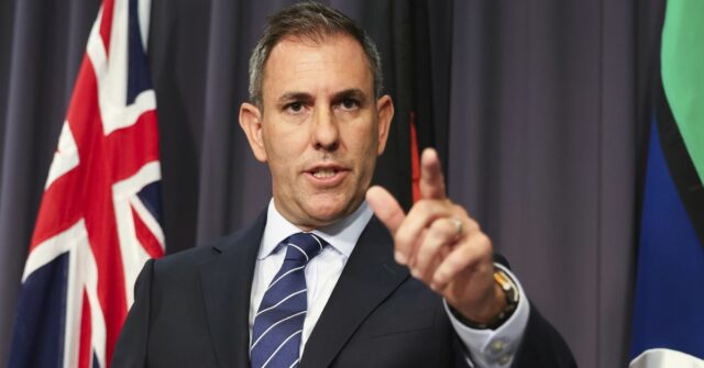 Tesoureiro Dr. Jim Chalmers durante uma conferência de imprensa na Casa do Parlamento em Canberra na segunda-feira, 8 de dezembro de 2025. fedpol Foto: Alex Ellinghausen