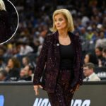 O técnico da LSU, Kim Mulkey, olhando para a quadra no jogo NCAA Tournament Sweet Sixteen.