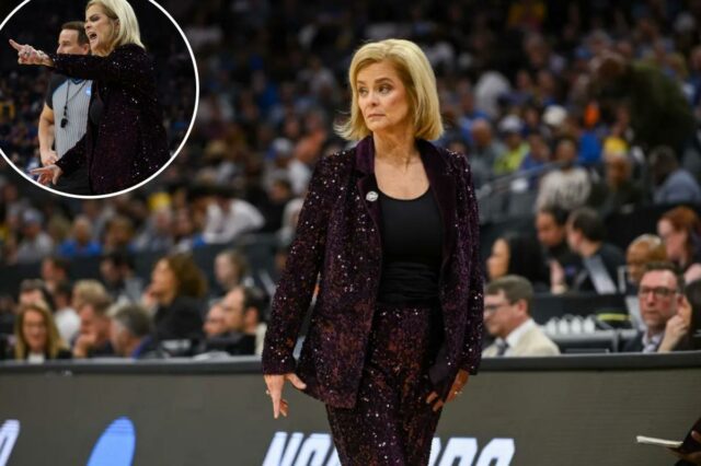 O técnico da LSU, Kim Mulkey, olhando para a quadra no jogo NCAA Tournament Sweet Sixteen.