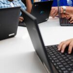 Escola Primária Sagrado Coração, em Mount Druitt. Diretor Glenn Patchell, com alunos do 3º e 5º ano que fizeram o teste NAPLAN online