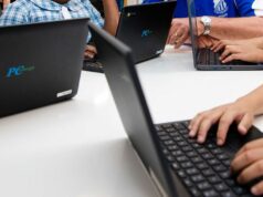 Testes pausados, alunos escoltados das salas de exame em meio ao problema generalizado do NAPLAN Escola Primária Sagrado Coração, em Mount Druitt. Diretor Glenn Patchell, com alunos do 3º e 5º ano que fizeram o teste NAPLAN online