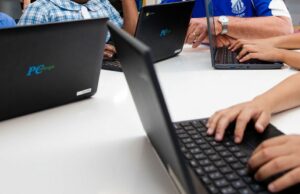 Testes pausados, alunos escoltados das salas de exame em meio ao problema generalizado do NAPLAN Escola Primária Sagrado Coração, em Mount Druitt. Diretor Glenn Patchell, com alunos do 3º e 5º ano que fizeram o teste NAPLAN online