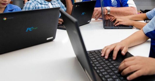 Escola Primária Sagrado Coração, em Mount Druitt. Diretor Glenn Patchell, com alunos do 3º e 5º ano que fizeram o teste NAPLAN online