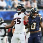 O lado defensivo do Houston Texans, Danielle Hunter (55), comemora após demitir o quarterback do Los Angeles Chargers, Justin Herbert, durante o primeiro tempo de um jogo de futebol americano da NFL no sábado, 27 de dezembro de 2025, em Inglewood, Califórnia.