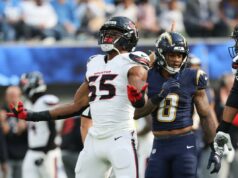 Texans assinando Pro Bowler Danielle Hunter para extensão de contrato de US$ 40,1 milhões O lado defensivo do Houston Texans, Danielle Hunter (55), comemora após demitir o quarterback do Los Angeles Chargers, Justin Herbert, durante o primeiro tempo de um jogo de futebol americano da NFL no sábado, 27 de dezembro de 2025, em Inglewood, Califórnia.