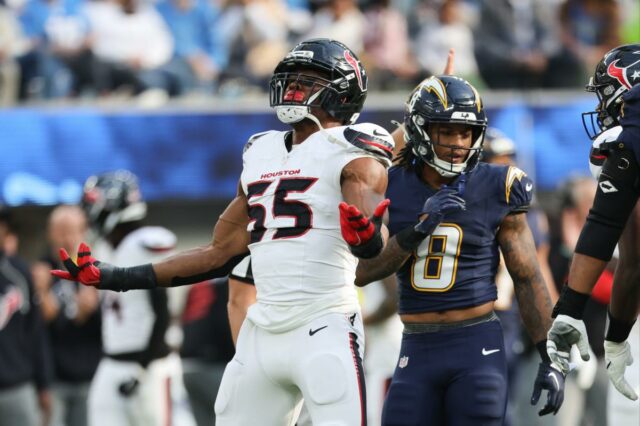 O lado defensivo do Houston Texans, Danielle Hunter (55), comemora após demitir o quarterback do Los Angeles Chargers, Justin Herbert, durante o primeiro tempo de um jogo de futebol americano da NFL no sábado, 27 de dezembro de 2025, em Inglewood, Califórnia. 