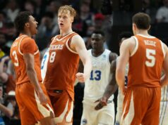Texas derrota BYU liderada por AJ Dybantsa na primeira rodada do March Madness Dailyn Swain, Matas Vokietaitis e outro jogador do Texas Longhorns comemorando durante um jogo de basquete contra os BYU Cougars.