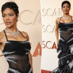 Teyana Taylor deixa seu abdômen brincar de esconde-esconde em penas pretas e brancas no tapete vermelho do Oscar 2026