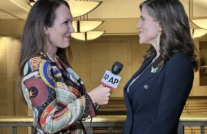 The Associated Press, com longos laços para imprimir, aumenta programas de vídeo transmitidos ao vivo The Associated Press, com longos laços para imprimir, aumenta programas de vídeo transmitidos ao vivo