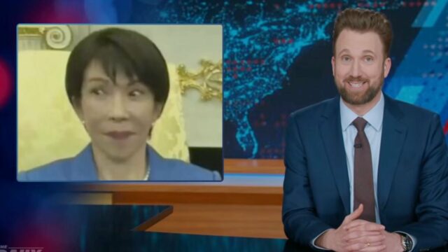 Pete Buttigieg fala no palco durante o 