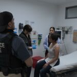 'The Pitt' mostra o ICE em uma sala de emergência. Veja como isso acontece na vida real