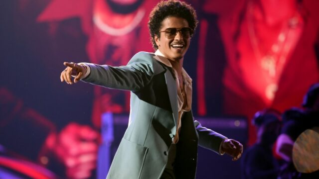 'The Romantic', de Bruno Mars, torna-se o primeiro a estrear em primeiro lugar na parada de álbuns
