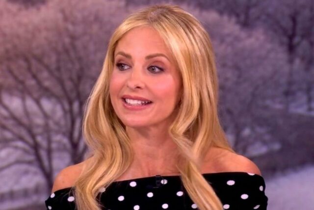 'The View' falhou ao público ao não perguntar a Sarah Michelle Gellar sobre suas polêmicas declarações de cancelamento de 'Buffy'
