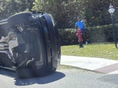 Tiger Woods tomava analgésicos prescritos e falhou nos testes de sobriedade após acidente: polícia O jogador de golfe Tiger Woods fica ao lado de seu veículo capotado na Ilha de Júpiter.