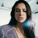 Tilly Norwood, gerada por IA, estreia em videoclipe sobre sua reação negativa: 'I'm Not a Puppet' | Vídeo