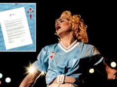 Time de futebol pede a Madonna sua camisa X, e ela dá uma resposta confusa Madonna se apresentando em 1990 com uma camisa de futebol azul clara do Celta Vigo.