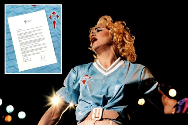 Madonna se apresentando em 1990 com uma camisa de futebol azul clara do Celta Vigo.