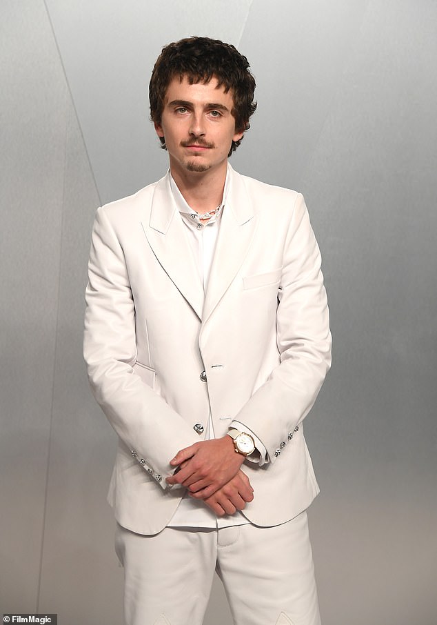 Timothee Chalamet revela a primeira olhada em Duna: Parte Três Timothee Chalamet, 30, que não conseguiu ganhar o prêmio de Melhor Ator Principal por Marty Supreme no Oscar, decidiu promover seu próximo grande projeto: Duna 3. Foto no evento de domingo