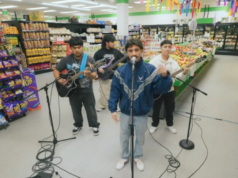 ‘Tiny Tienda’: mercearia funciona como local de concertos para apresentar artistas locais 'Tiny Tienda': mercearia funciona como local de concertos para apresentar artistas locais