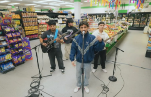 ‘Tiny Tienda’: mercearia funciona como local de concertos para apresentar artistas locais 'Tiny Tienda': mercearia funciona como local de concertos para apresentar artistas locais