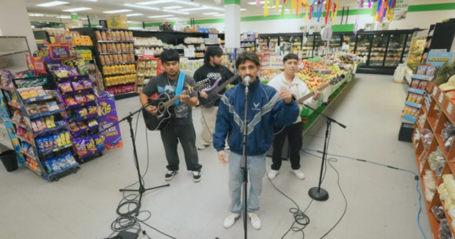 'Tiny Tienda': mercearia funciona como local de concertos para apresentar artistas locais
