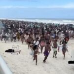 Milhares de banhistas fogem da areia em Daytona Beach, Flórida.