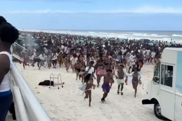 Milhares de banhistas fogem da areia em Daytona Beach, Flórida.