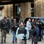 Tiros trocados após veículo bater na sinagoga de Michigan