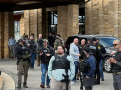 Tiros trocados após veículo bater na sinagoga de Michigan Tiros trocados após veículo bater na sinagoga de Michigan