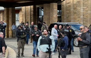 Tiros trocados após veículo bater na sinagoga de Michigan Tiros trocados após veículo bater na sinagoga de Michigan