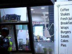 Tiroteio em Melbourne pode estar ligado ao comércio ilegal de tabaco, diz polícia Os detetives do Esquadrão do Crime Armado estão investigando um tiroteio não fatal em Altona North durante a noite. Os serviços de emergência foram chamados para relatar que um homem havia sido baleado fora de um local na Borrack Square por volta das 23h30 de terça-feira, 17 de março.