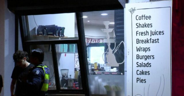 Os detetives do Esquadrão do Crime Armado estão investigando um tiroteio não fatal em Altona North durante a noite. Os serviços de emergência foram chamados para relatar que um homem havia sido baleado fora de um local na Borrack Square por volta das 23h30 de terça-feira, 17 de março.