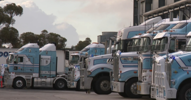 Residente da SMH Aberdeen, Chris Gibbs, serviços de terraplenagem da AOM abastecendo seu caminhão com óleo diesel no posto Metro Petrol em Aberdeen. história sobre os preços dos combustíveis. 