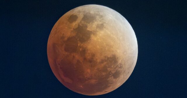 Todas as melhores fotos da rara lua de sangue da Todas as melhores fotos da rara lua de sangue da noite passada