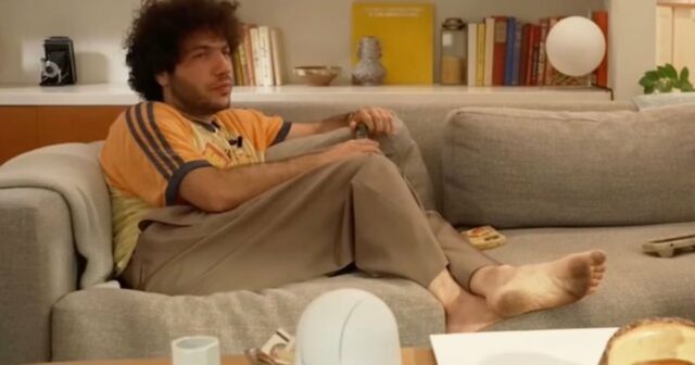 As pessoas não param de falar sobre os pés sujos de Benny Blanco.