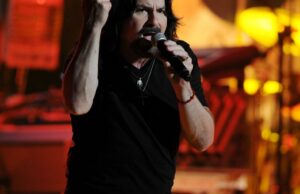 Tommy DeCarlo, fã de Boston que se tornou vocalista da banda, morre aos 60 anos Tommy DeCarlo, fã de Boston que se tornou vocalista da banda, morre aos 60 anos