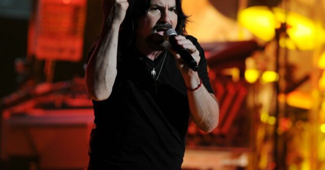 Tommy DeCarlo, fã de Boston que se tornou vocalista da banda, morre aos 60 anos
