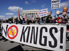 Tópico aberto: É hora de declarar ‘Não há reis’ em toda a América mais uma vez NOTA EDS: NUDEZ – Manifestantes marcham perto da Ponte Memorial durante o protesto No Kings em Washington, sábado, 28 de março de 2026. (AP Photo/Jose Luis Magana)