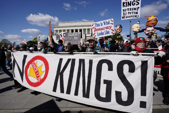 NOTA EDS: NUDEZ – Manifestantes marcham perto da Ponte Memorial durante o protesto No Kings em Washington, sábado, 28 de março de 2026. (AP Photo/Jose Luis Magana)